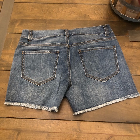 NEW LISTING! Ripped Detail Frayed Hem Denim Shorts - Picture 6 of 13